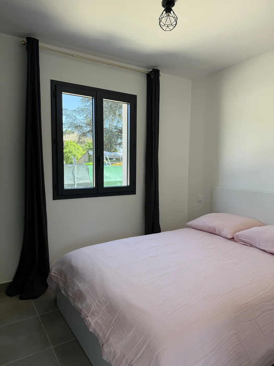 Chambre avec un lit double 140