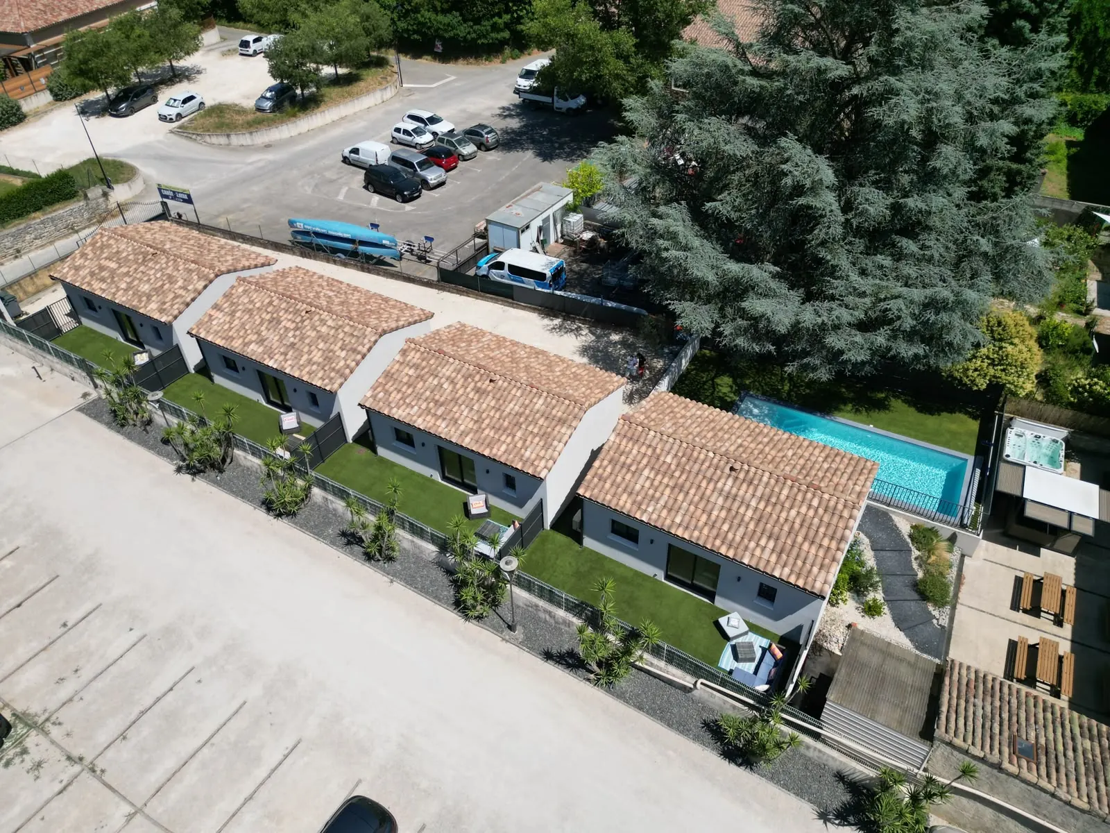 Vue aérienne des quatre gîtes alignés et de leurs jardinets