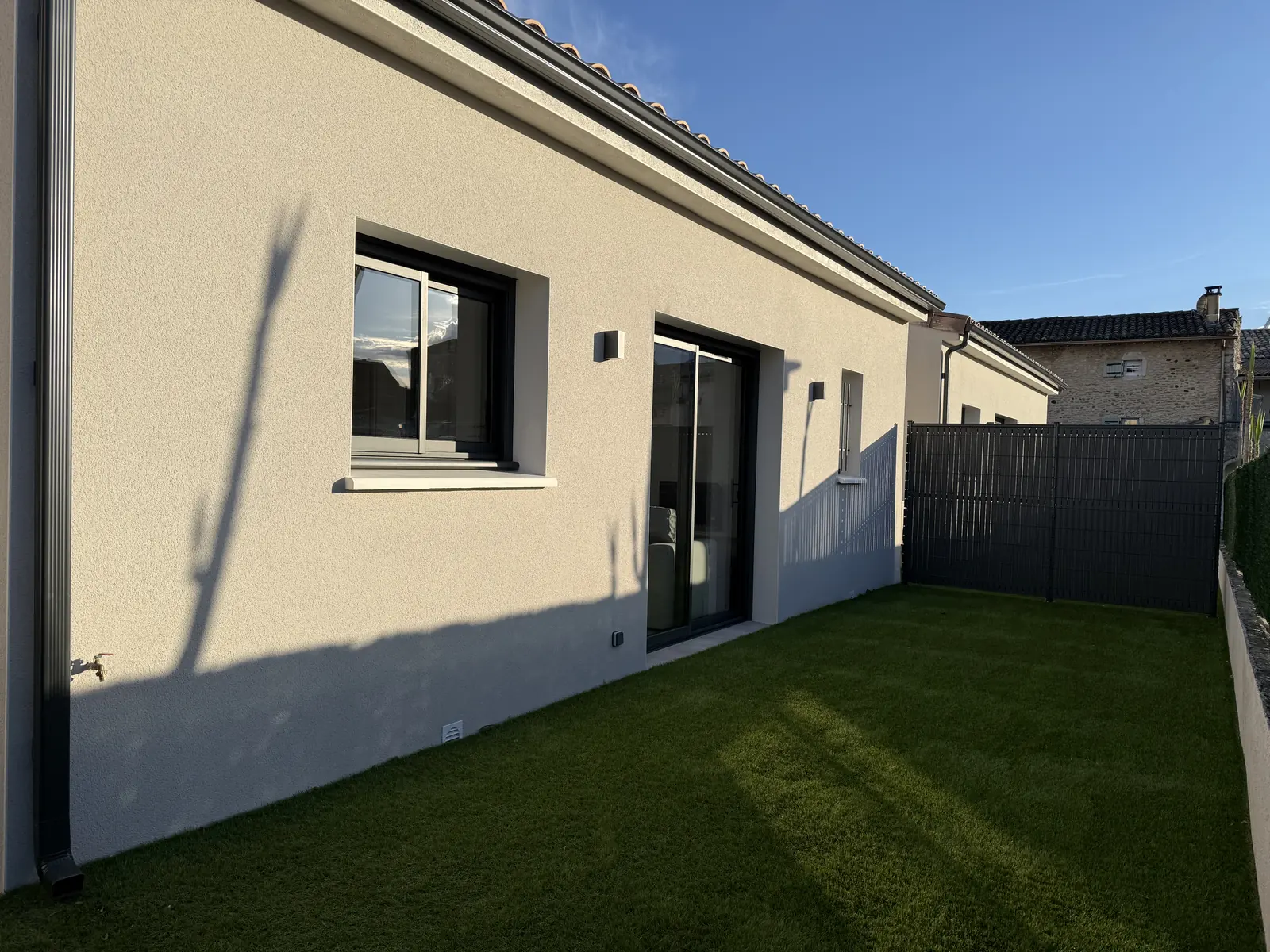 Façade du gîte et sa pelouse privée