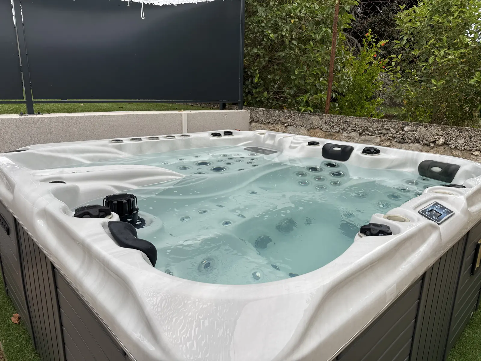 Jacuzzi extérieur commun