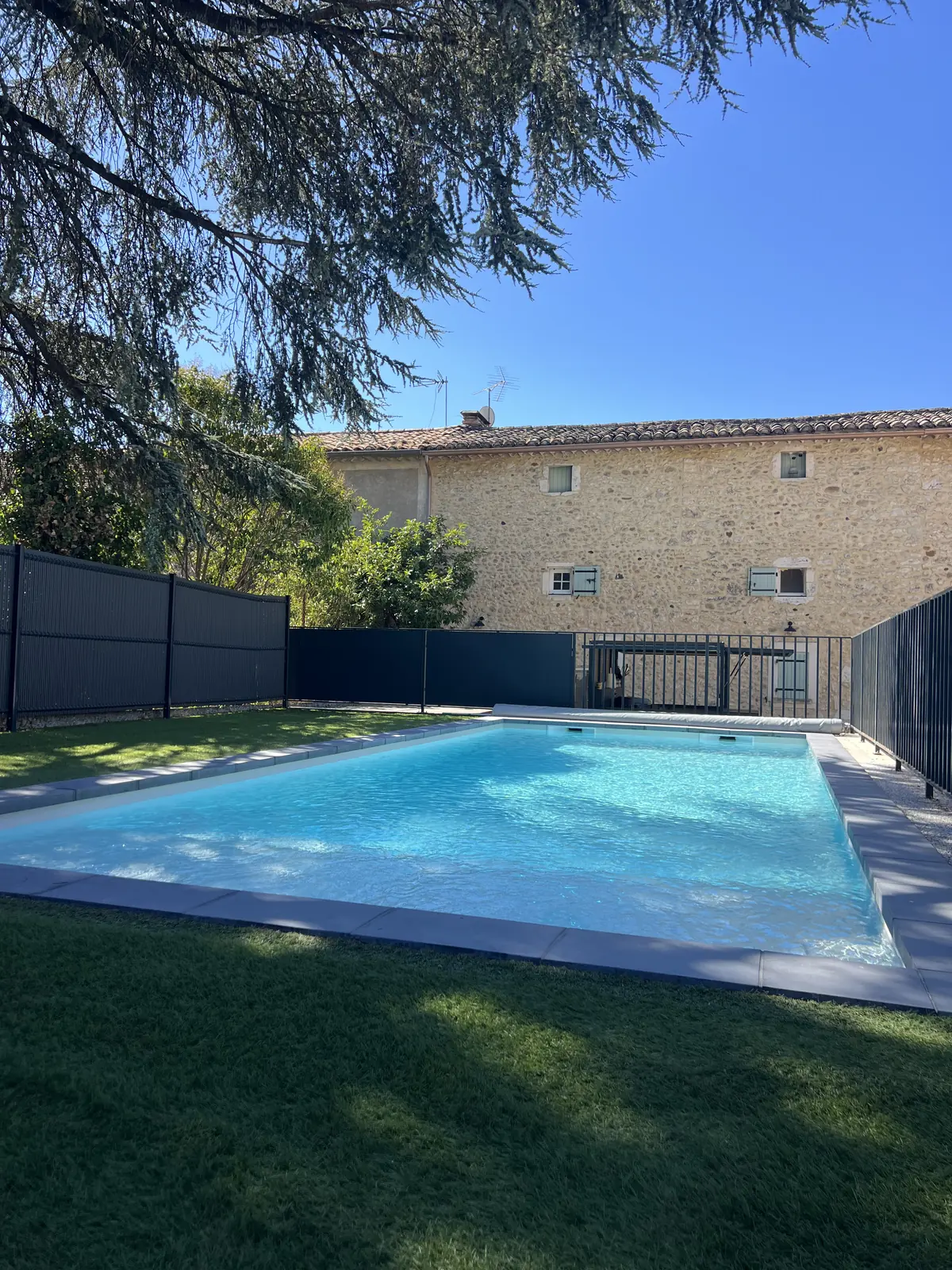 La piscine au soleil du matin