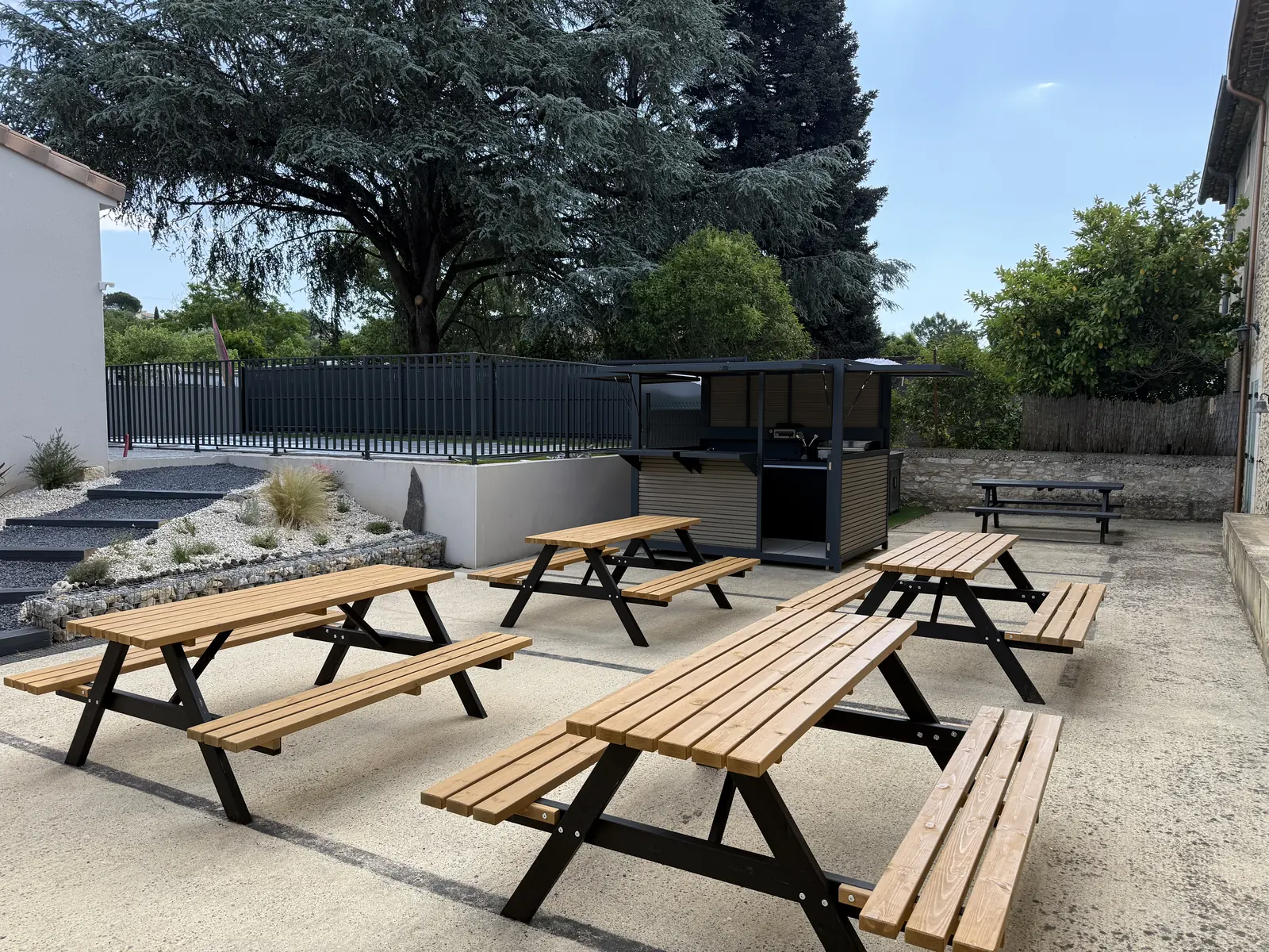 Tables de pique-nique en bois dans le jardin
